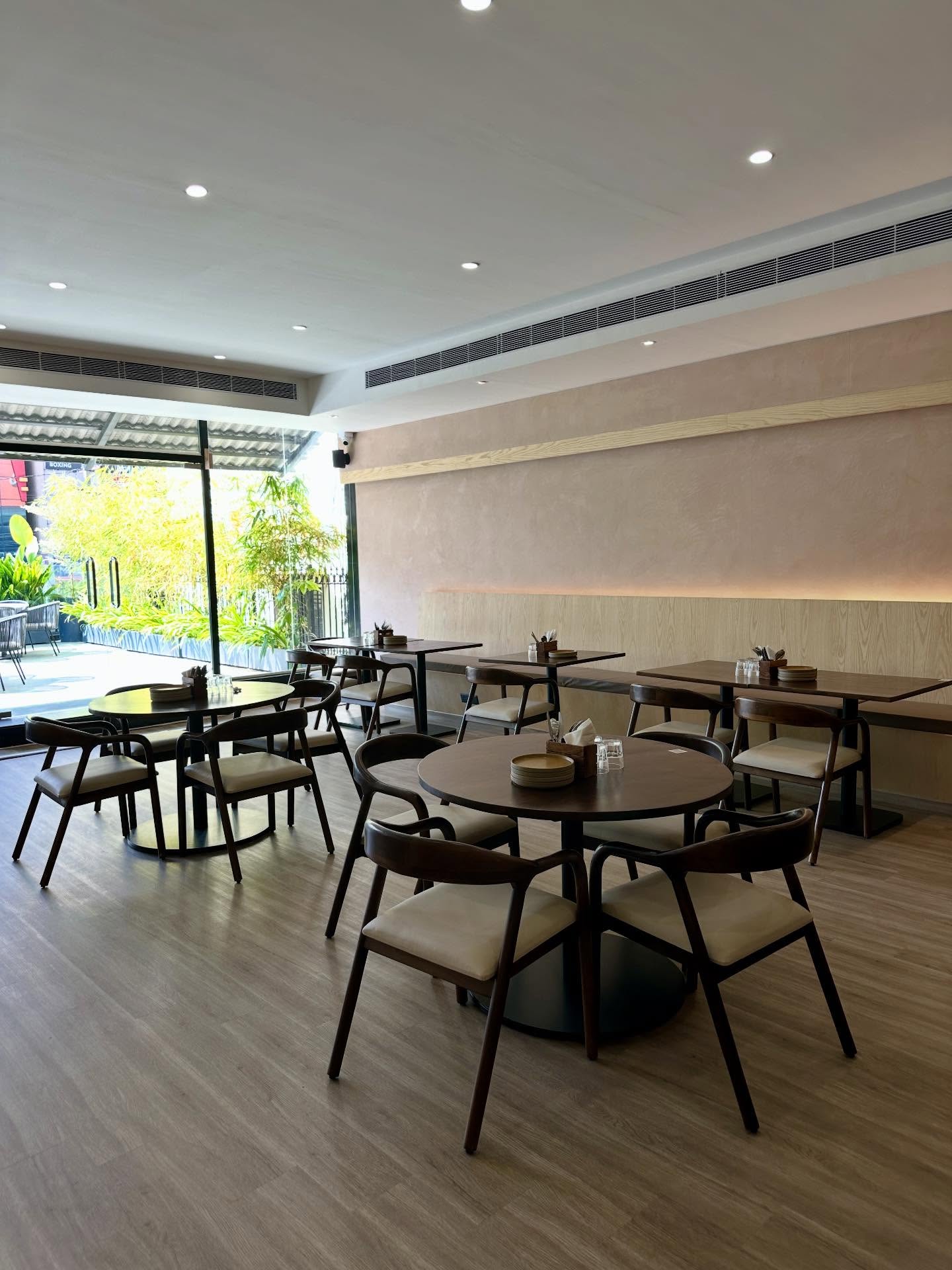 テーブル、照明器具、屋内の画像のようです