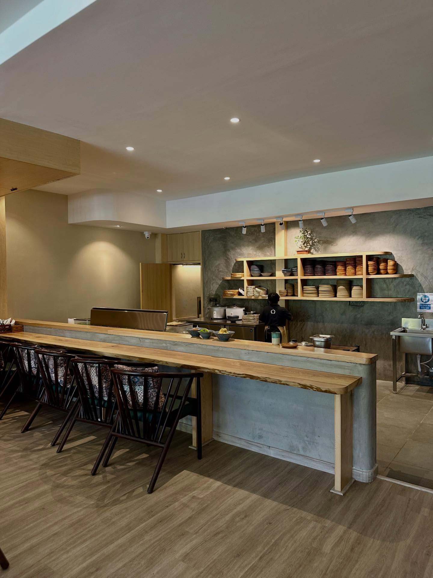 照明器具、テーブル、屋内の画像のようです