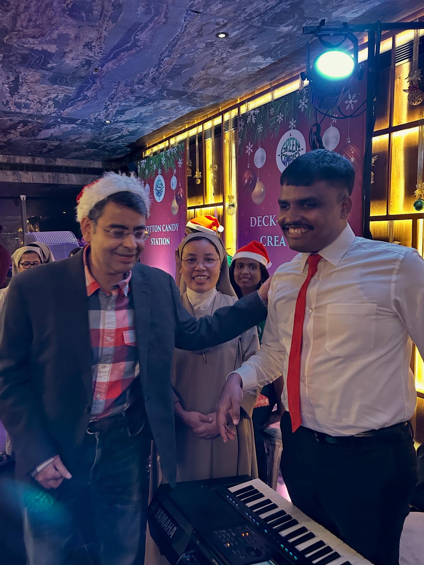 ‎1人以上、ピアノ、サクソフォン、‎、「‎فوال IITTONCA IITTONCANDY CANDY STATION DECK DECK- CREA‎」というテキスト‎‎の画像のようです